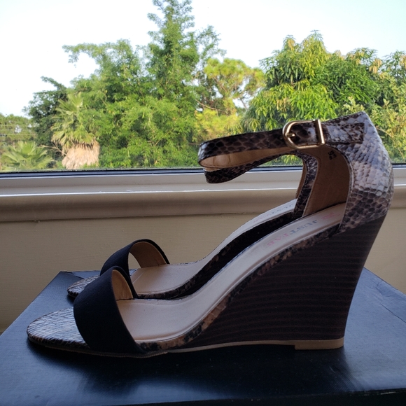 Suede & Snakeskin Platform Wedge Sandal Size 8.5 Color Black & Snake JustFab NWT - Picture 5 of 8
